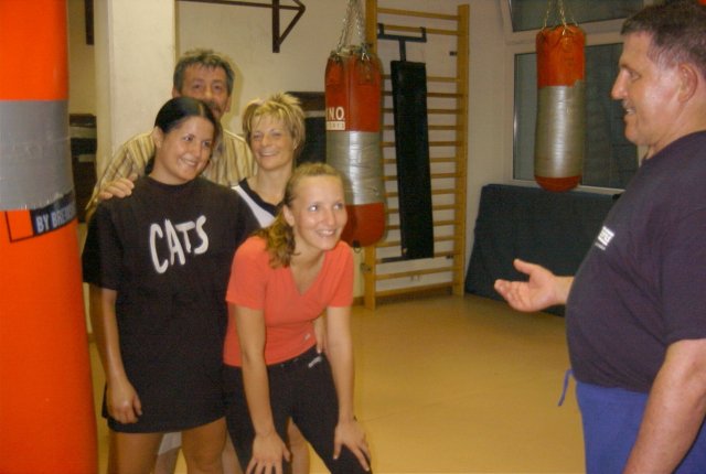 Sabrina, Melanie und Ann-Marie mit Trainer Manfred Hopf