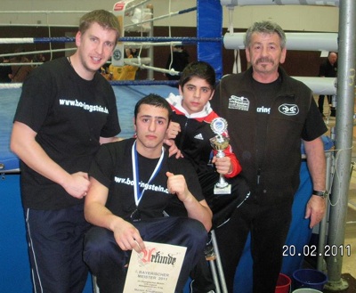Trainer Stefan Birkenfeld mit Marten Arsumanjan, Baran Tasci und Trainer Atschi Hörauf (v.l.)