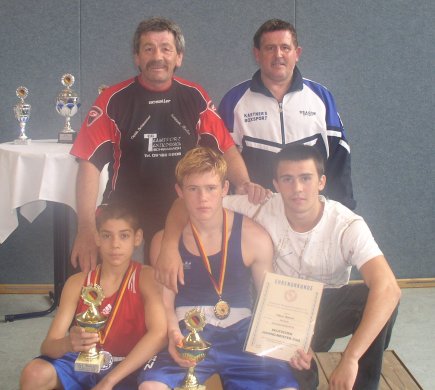 Viktori, Melih und Trainer